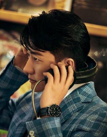 黄轩满分侧颜照,脸部轮廓帅翻,不料网友的注意力还是在小胖手上_卫哲