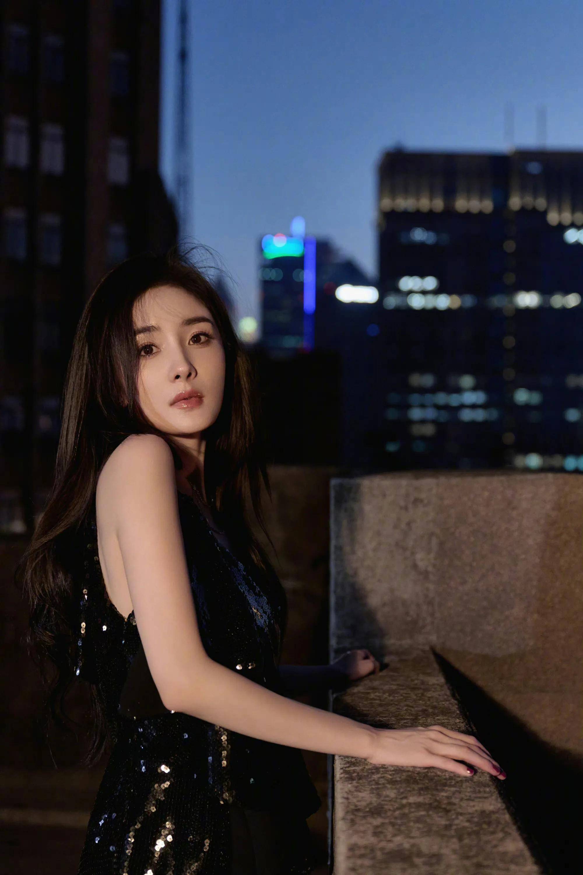 gq女明星造型盘点 李沁陈都灵造型师出来"挨打",杨幂太美了_发型_黑色