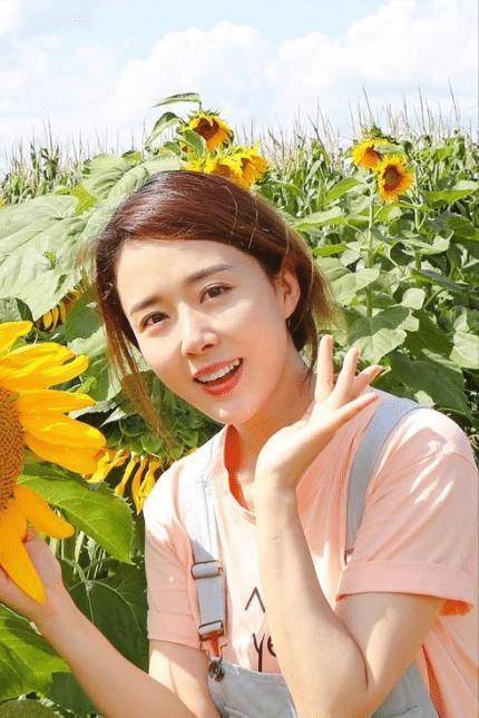 演员颜丹晨:生于文艺之家,44岁高龄生子,平平淡淡的生活最幸福_表演