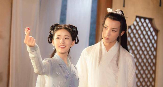 李宏毅疑与女友同居数月,女方清纯身材好,男方曾和赵露思传绯闻_别墅