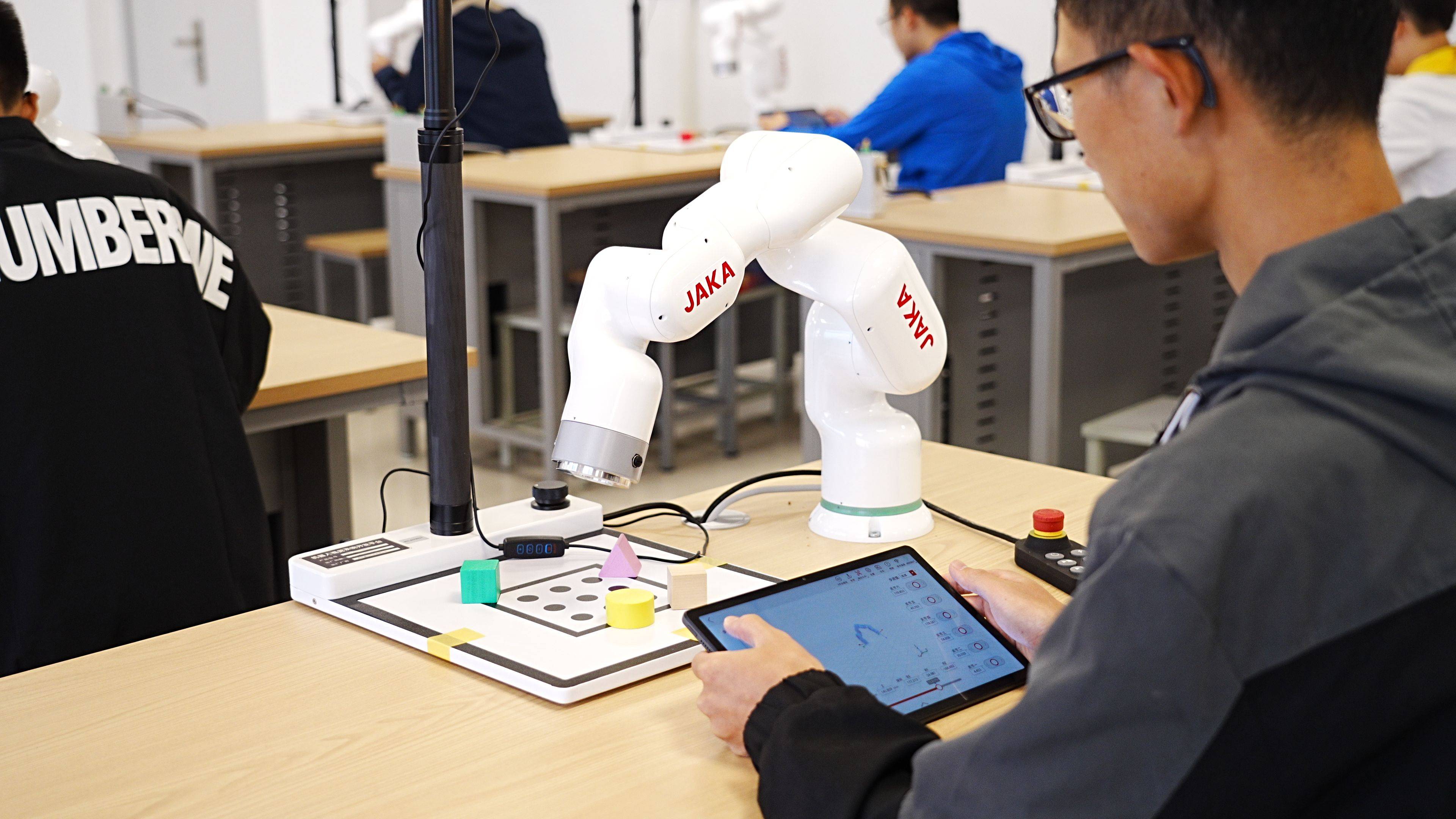 机器人 教育,一场科技与教育的双向奔赴_行业_创新_实践