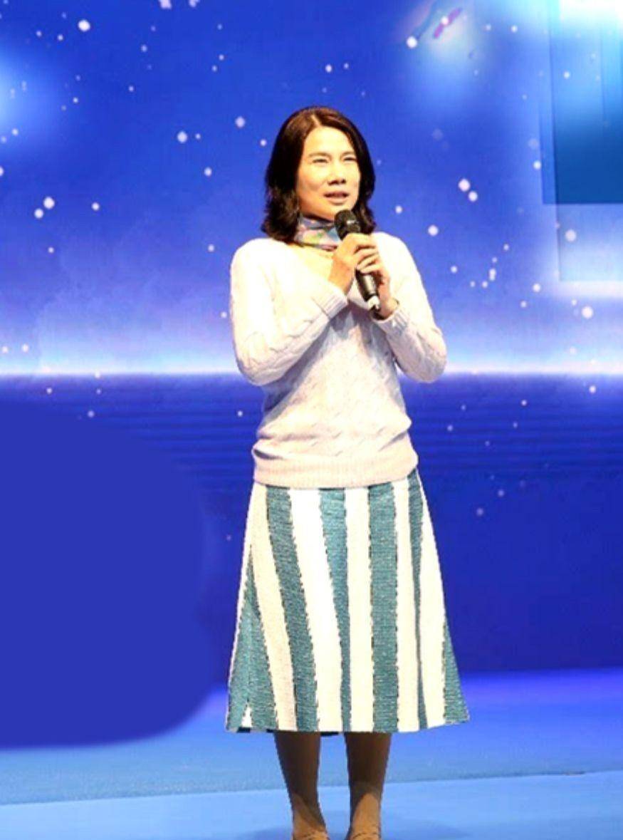 被认真打扮的董明珠惊艳到:短发微卷,穿衣色不过三,越老越洋气_发型