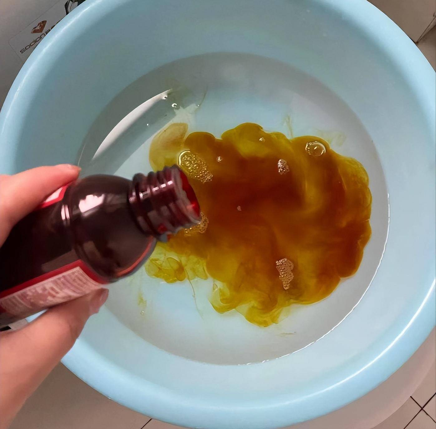 1,勤洗脚:每天用温水和抗菌肥皂清洗手脚,这样可以减少细菌和真菌滋生