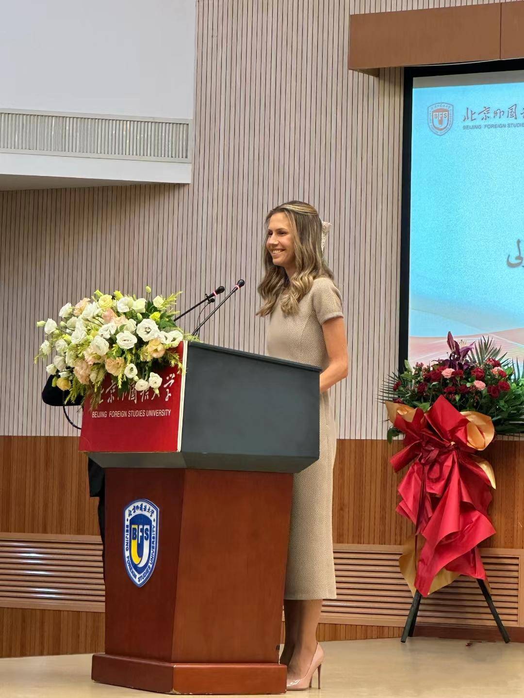 叙利亚第一夫人在北外演讲,把矿泉水倒到杯子里喝_文化_语言_阿斯玛
