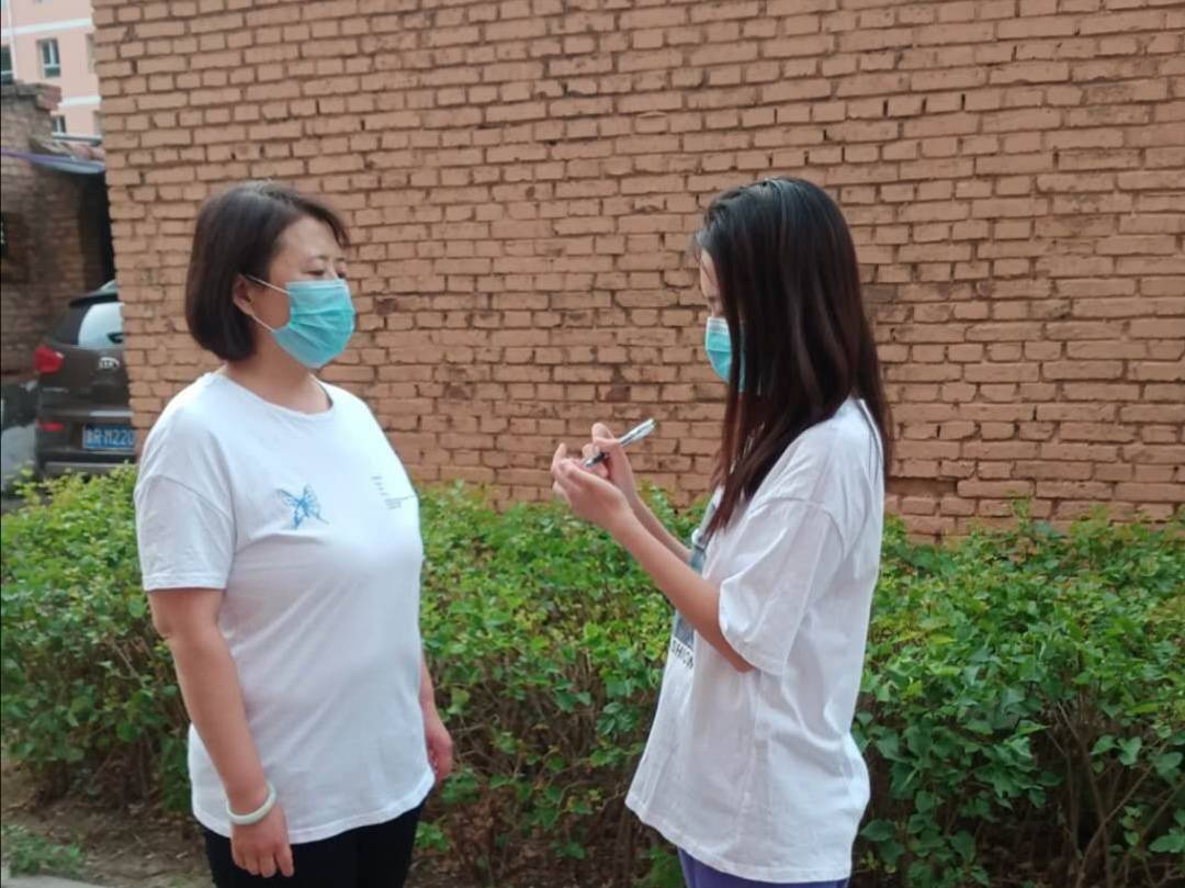 队员采访社区居民