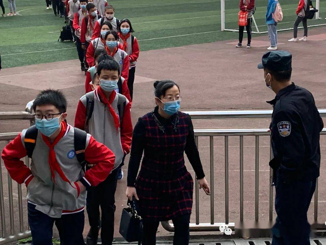 归来仍是少年再见亲切如初重庆71中初2022级全体师生精准防疫有序复课