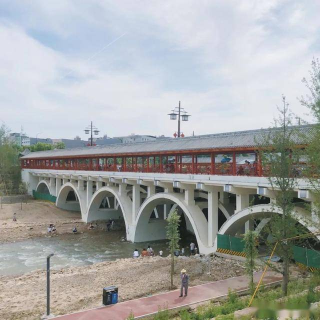 过了南长安街,一上橘河桥,就能看到路两边的红色长廊,和南岸"樊川公园