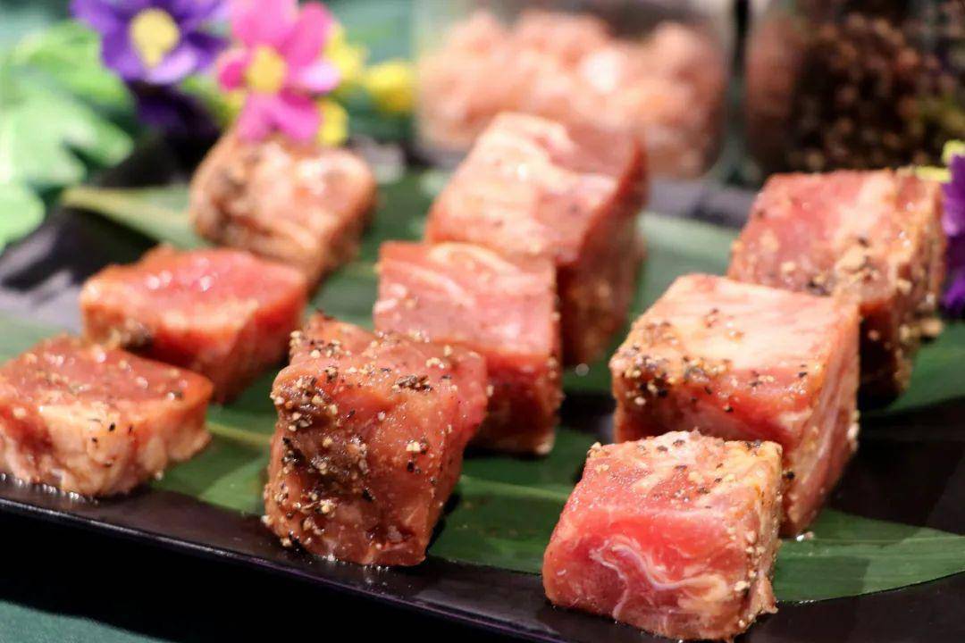 法式黑椒牛仔粒 秘制嫩滑牛肉 秘制猪扒 蜜汁鸡腿肉 炭烤培根 .