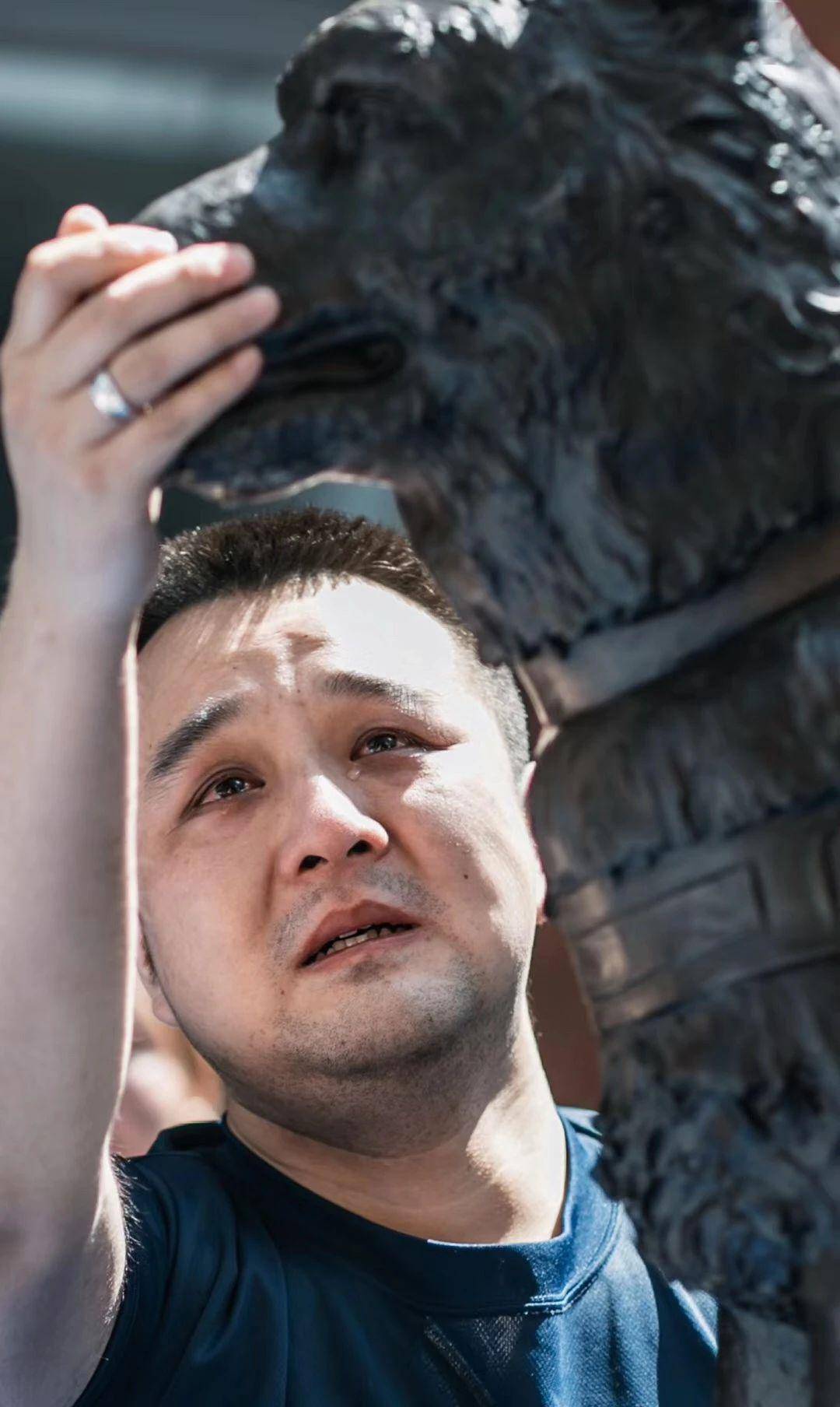 还记得功勋搜救犬沈虎吗如今它化为一尊铜像永远留在栖霞