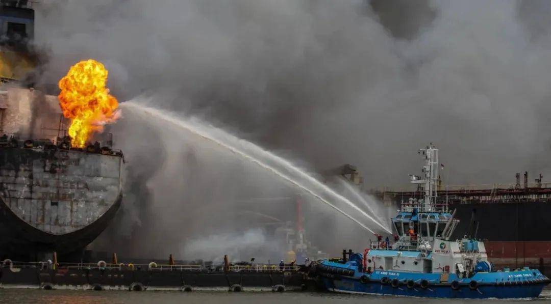 载重10万吨原油油轮起火爆炸,已致29人死伤!