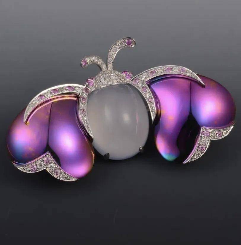 在同等体积下,重量是金的25%,银的40%,铜的50%,铁的60%,钛金属珠宝的