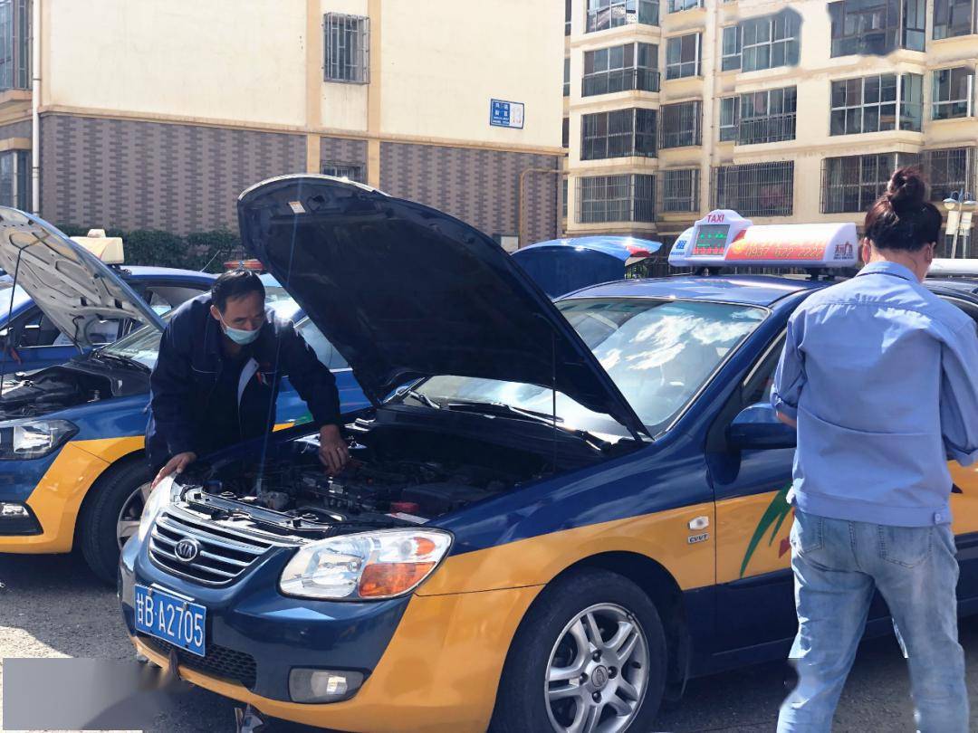 打造城市文明流动的风景嘉峪关对出租车进行大检查