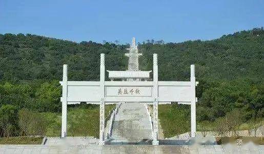 四个大字,牌坊左右的石柱上分别题写"裹尸马革南瓜店,将军忠勇震瀛寰"