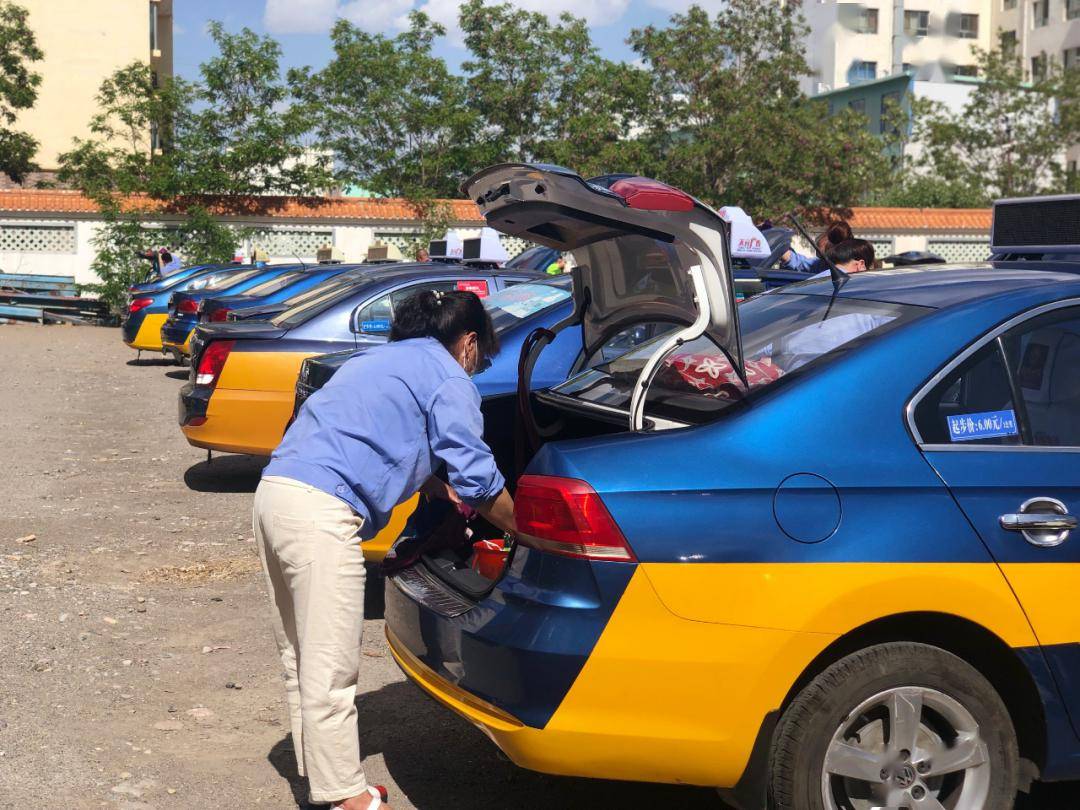打造城市文明流动的风景嘉峪关对出租车进行大检查