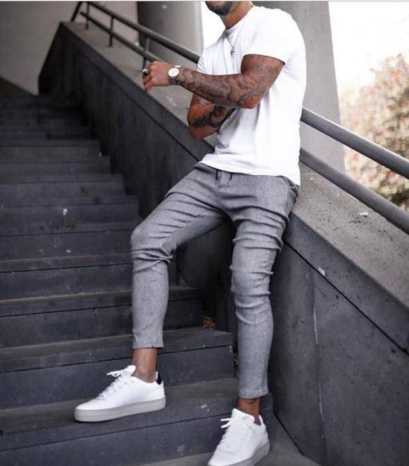 夏天灰裤子配什么颜色上衣