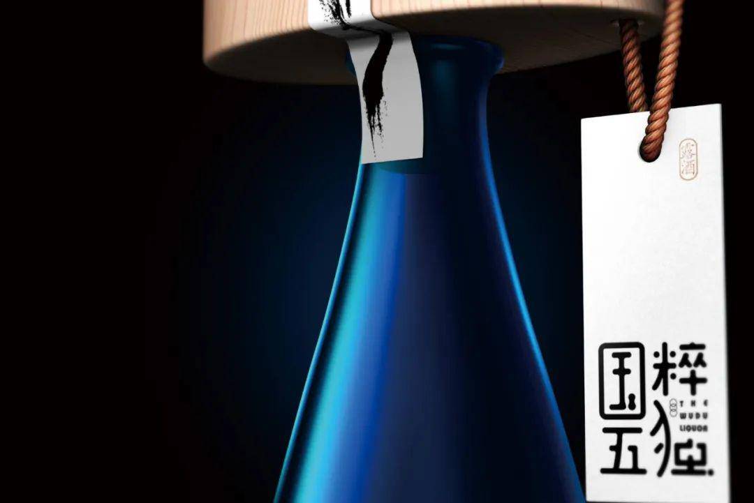 这款名为「国粹五独」的白酒来自河南省,由五种经过浸泡和酿造的中药