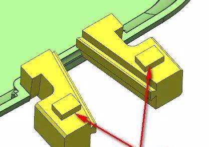 首先设计两个小滑块,且斜面带燕尾槽,小滑块出模方向为红色箭头方向.