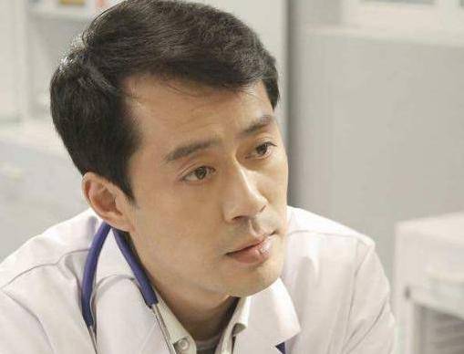 他是 《无限生机》中的冉怀舟,仁心仁术,一直拼尽全力救治病人.