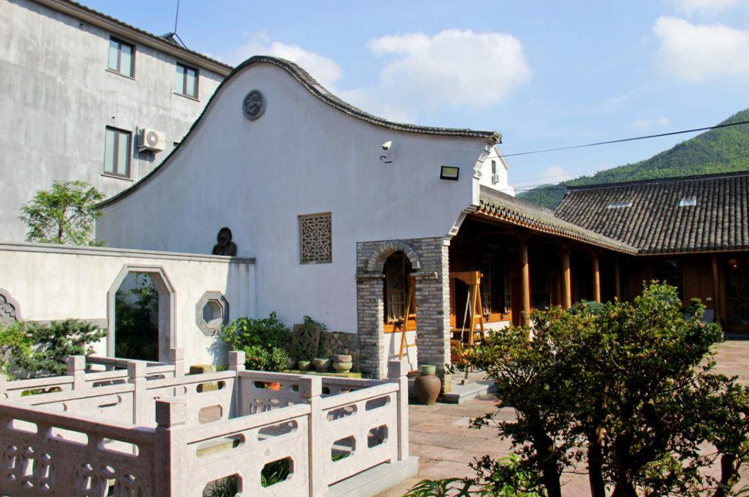 近年来,通过充分激活优质山水资源,方家岙建成了集生态观光,休闲度假