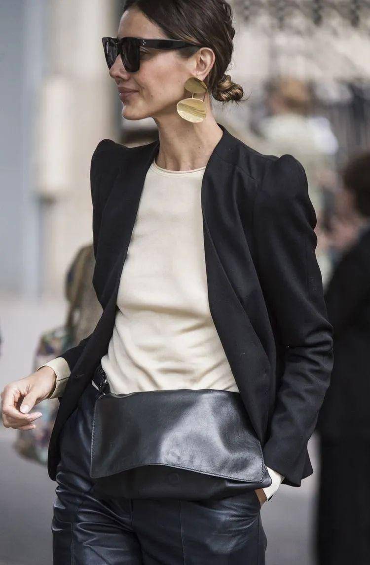 中性是一种理智的状态穿着吸烟装的女人冷酷中带着温柔,至今都是女性