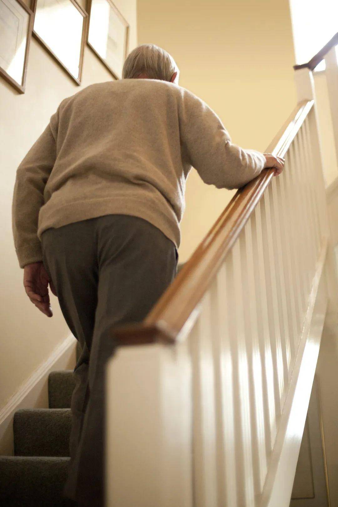 膝盖不可内扣,上身前倾臀用力,下楼脚尖先落地;您上下楼梯时别忘了