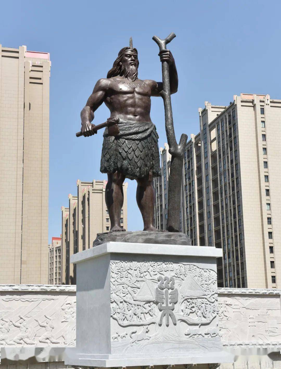 有巢氏文化主题公园雕塑群"闪亮登场".