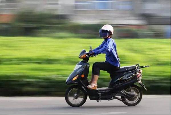 关注骑电动车的注意我市已有多人被罚