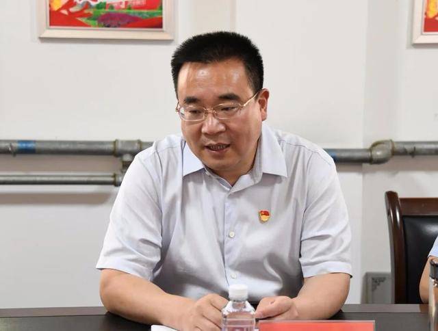 区委书记陈功走访慰问离退休老干部并到中窑社区调研