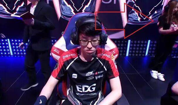 妖风小姐姐引热议,一天"执法"四场比赛,网友:lpl胜利女神!_裁判