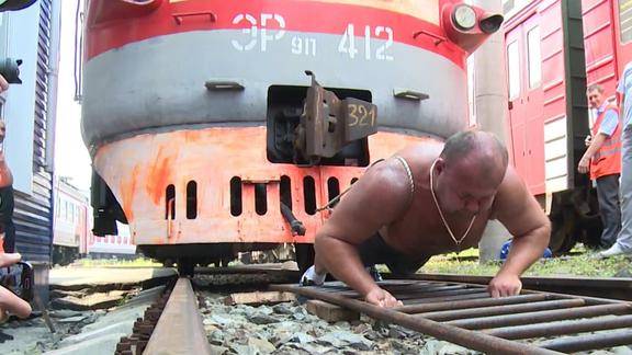 俄罗斯最强大力士徒手拉动6节火车网友一人抵10牛