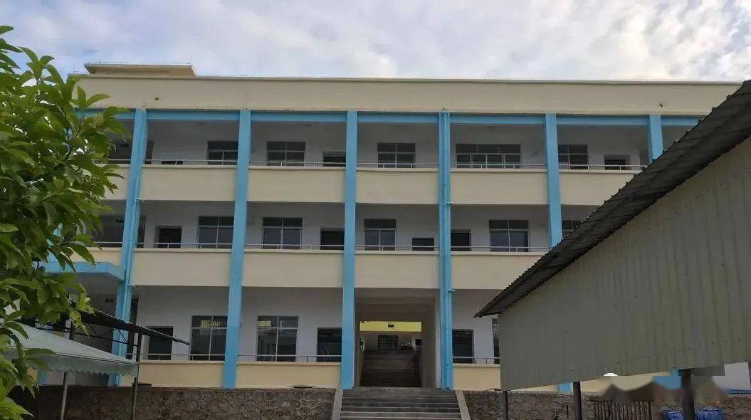 3,横县大小事, 微友报料:横县三高某些老师上课带的小蜜蜂真的是够