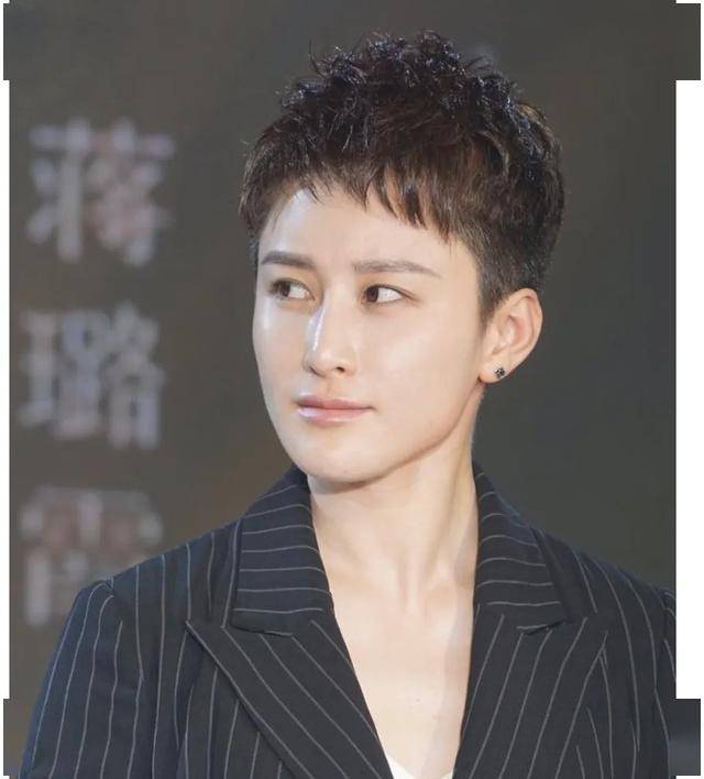 红海行动里的她,性感到她这地步,就连性别都成了迷