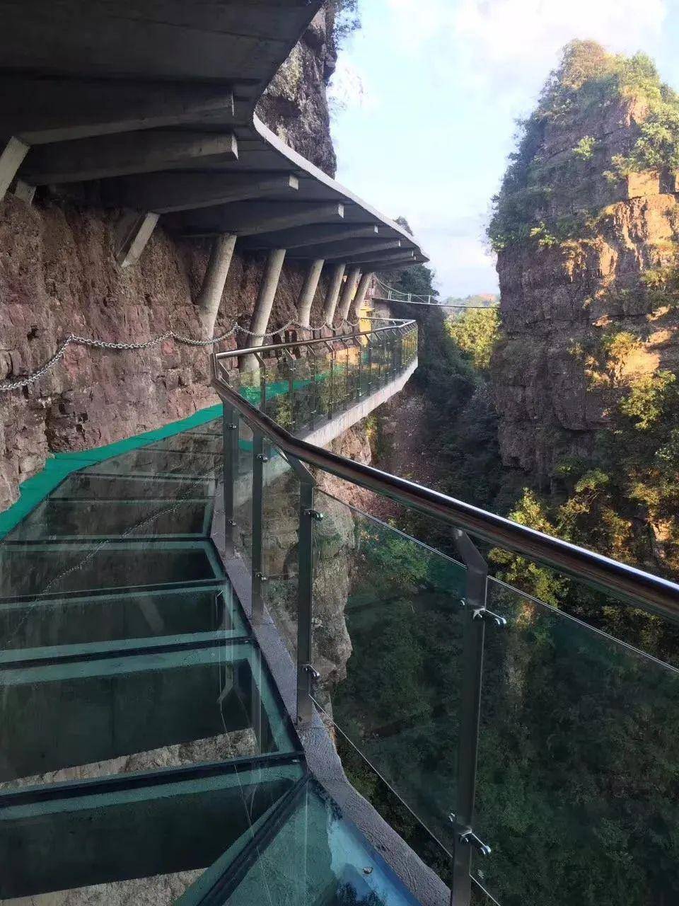 广西金秀巴勒山玻璃桥图片