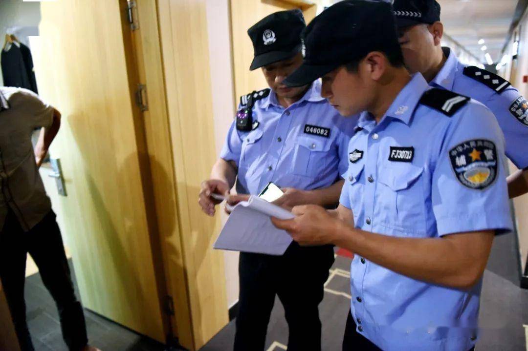 一晚上萧县警方抓了48人视频