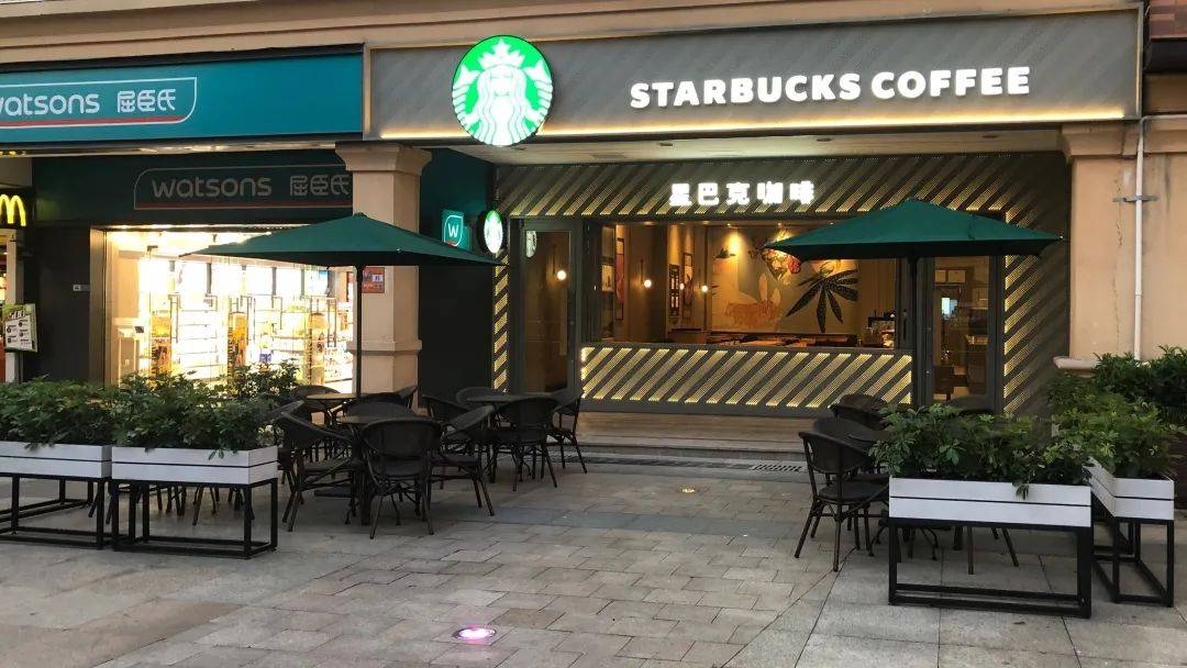 性绿色遮阳伞的咖啡店—这是新入驻的星巴克友阿奥特莱斯店—精致