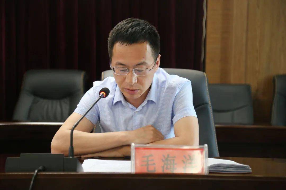 郭庄镇党委副书记毛海洋主持会议,并传达全市精美工程推进暨全国文明