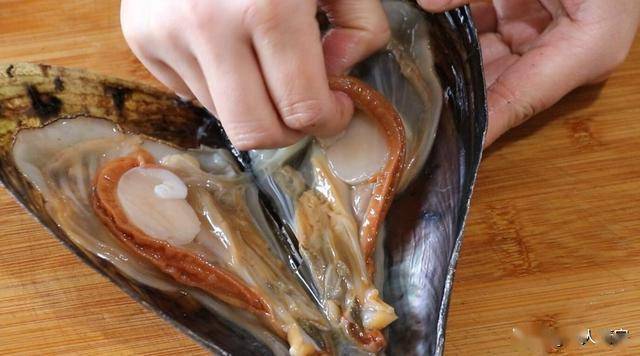 这种海鲜叫带子8元一个配上芦笋和木耳教你一种高档的做法