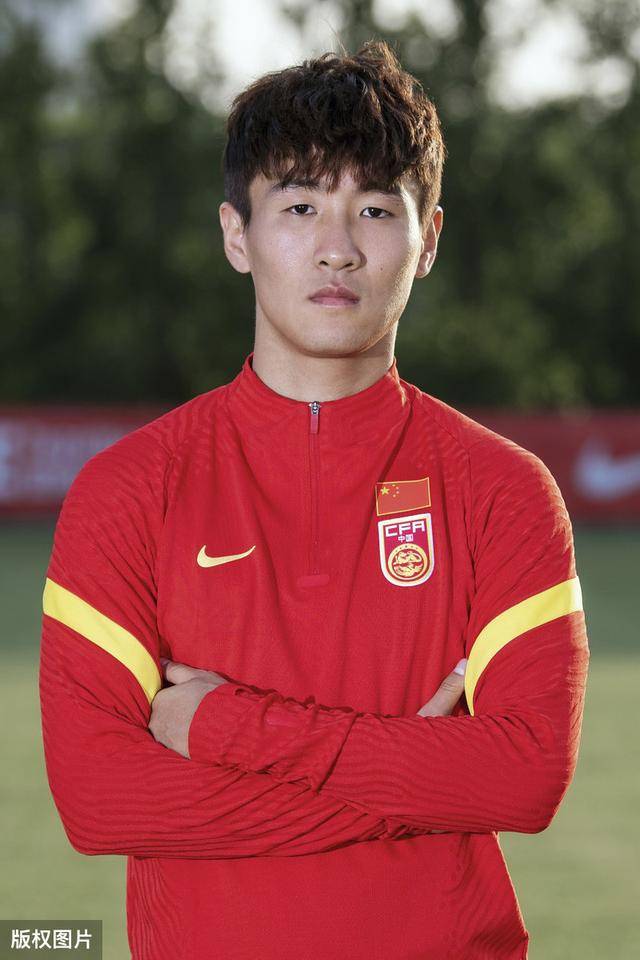 国足上海集训拍摄写真众将精神抖擞洛国富兴奋握拳