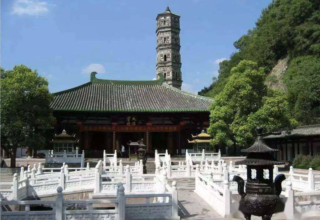 有紫阳故里和紫阳宫遗址,原紫阳宫南大门牌坊基石保存完好.