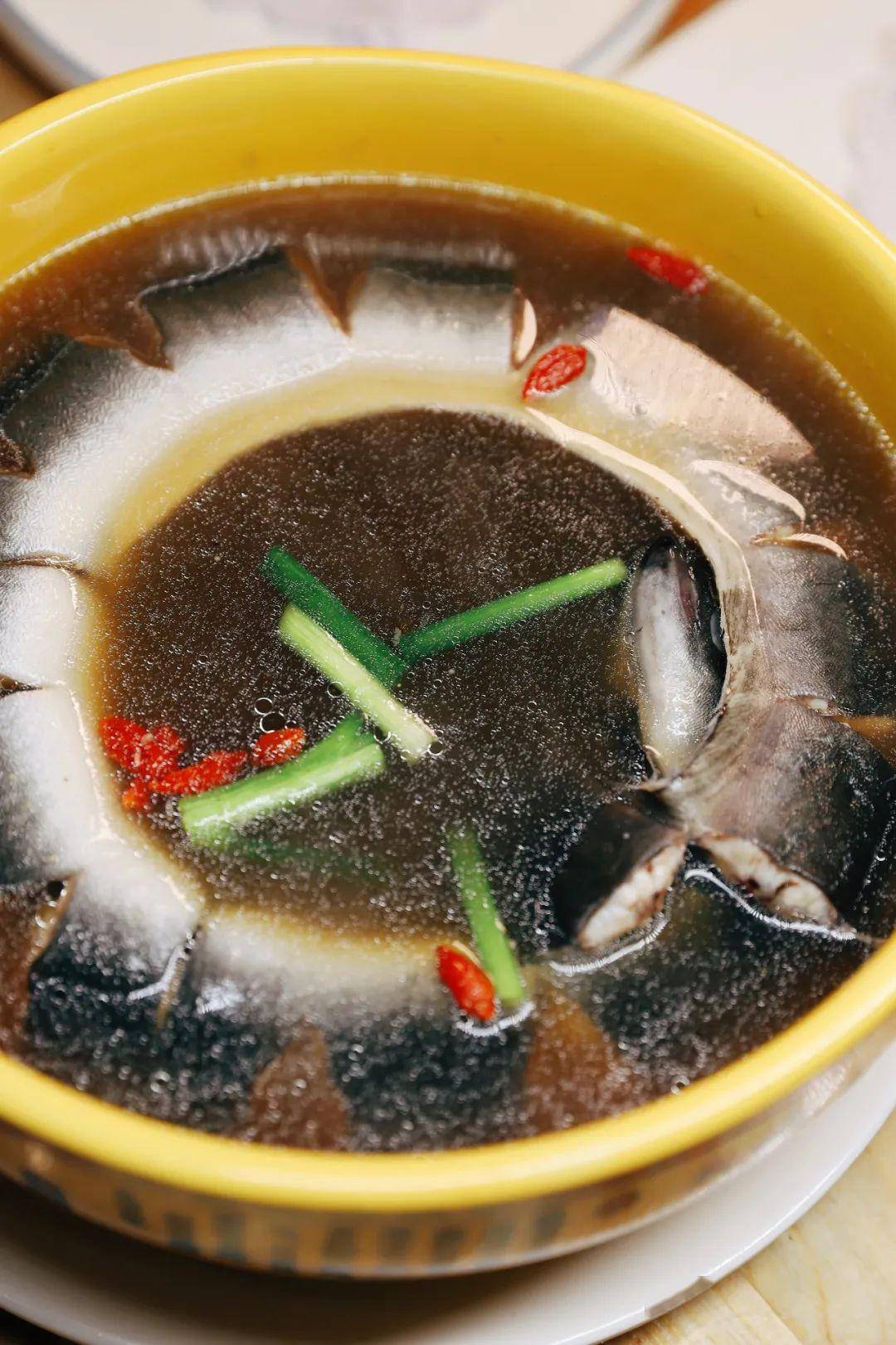 好吃到"微醺"的溪鳗半酒炖石鲟吃起来又鲜又甜,肉质弹牙,一点也不软烂