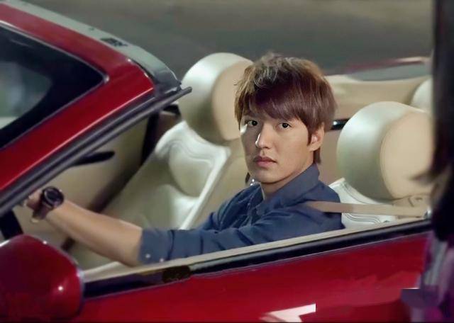 第一次爱上的李敏镐,是《继承者们》中幼稚却善良帅气的金叹,那个时候