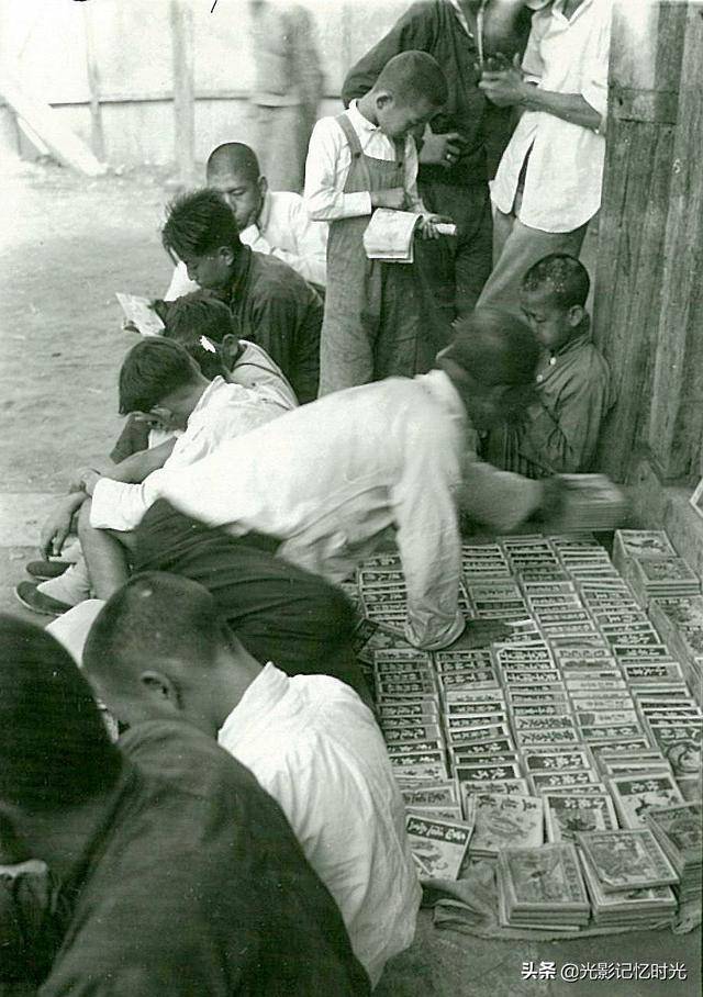1939年老照片:北京隆福寺外火爆的小人书书摊