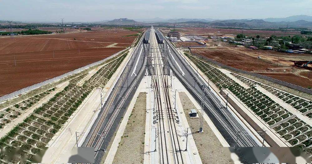 精品站房雏形已现 来源:中铁建工集团 喀左站高速铁路 (图片由赤峰