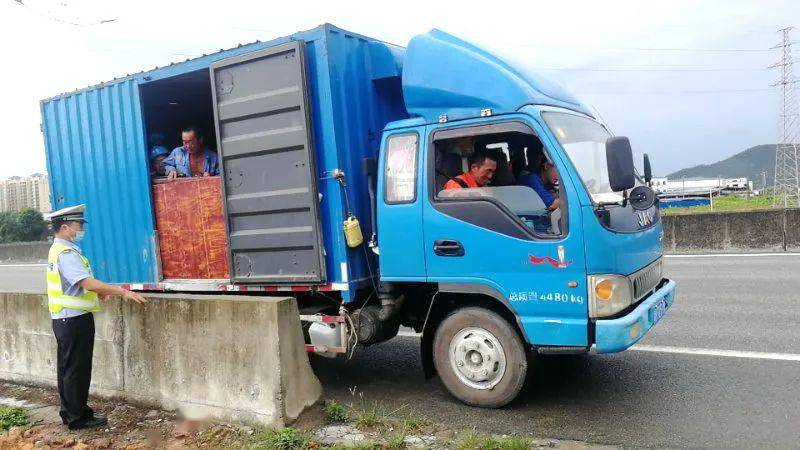 违法载30人厢式货车竟变客车