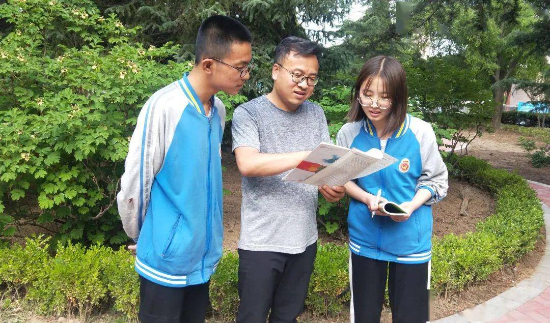 庆阳一中现有教职工237人,专任教师174人,其中正高级教师,特级教师