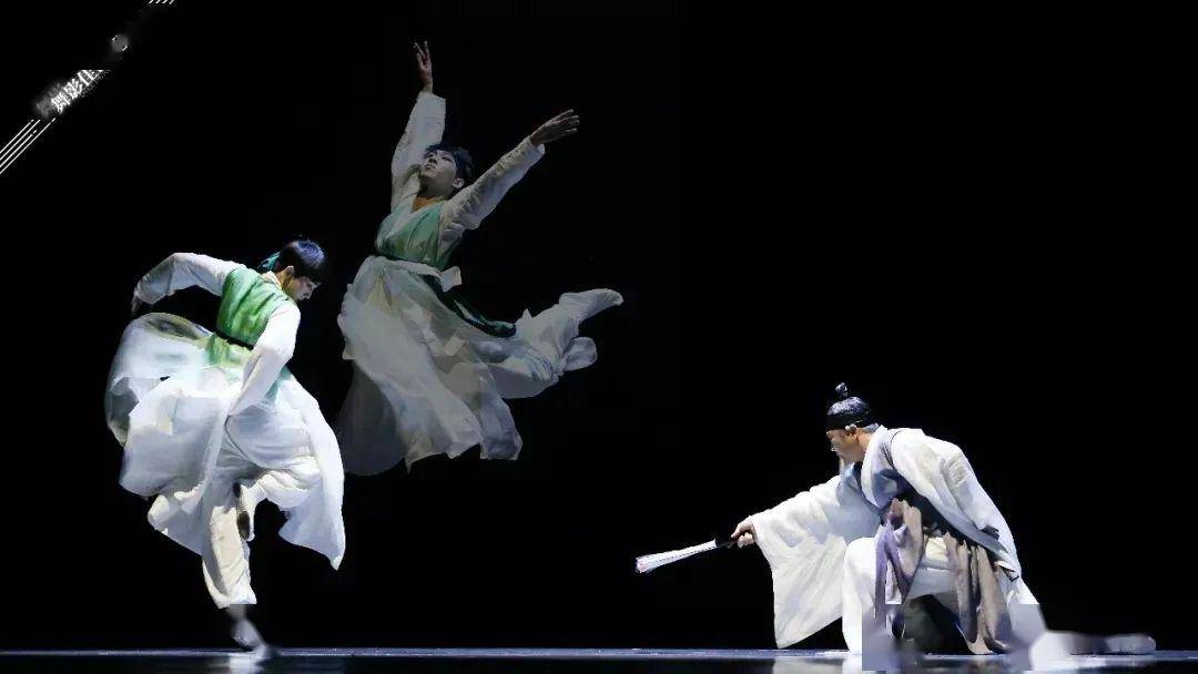 演绎出轻舞飞翔的优美舞蹈,作品以一个朝鲜族少年,跟着老师傅学鹤舞的