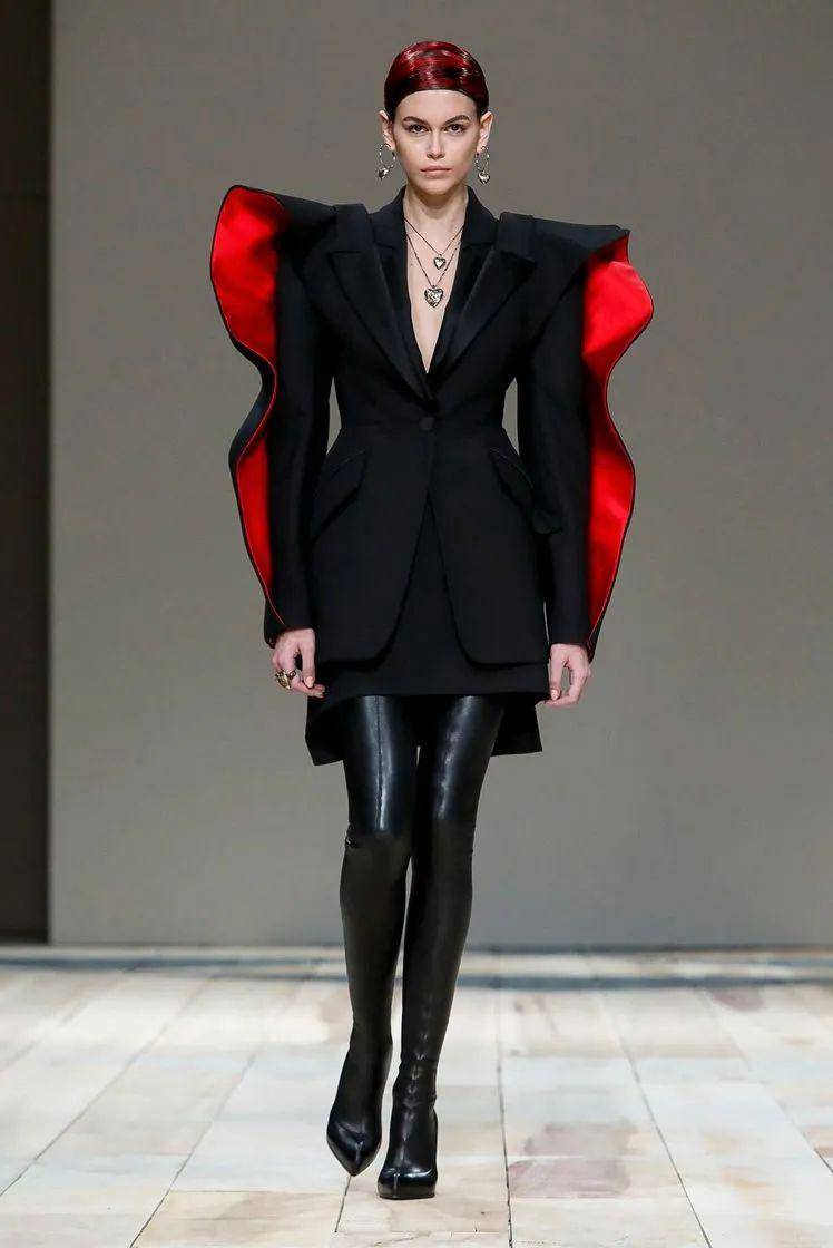 代表麦昆的一抹红色,从服装蔓延到发丝,来自alexander mcqueen女性无
