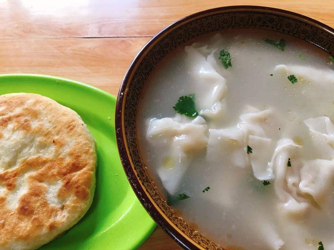 开在巷子里的馄饨店//· 爱港小吃店 ·地址 | 秦皇小区市场旁边