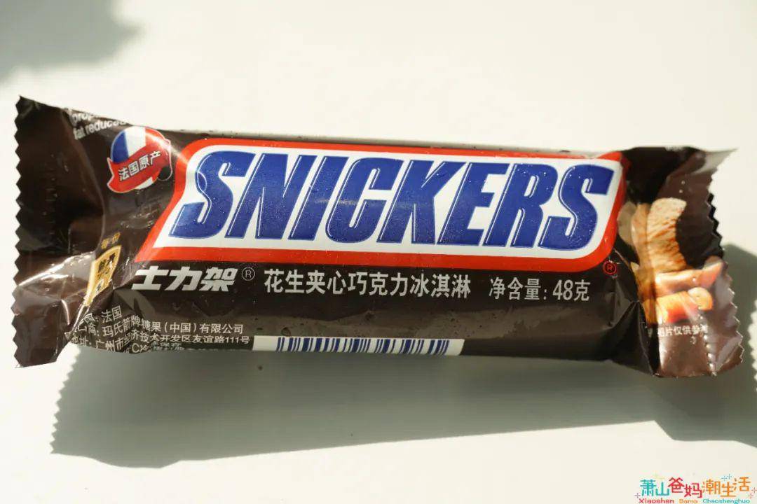 士力架冰淇淋感觉比士力架巧克力粗胖些外层脆皮巧克力 花生酱夹心