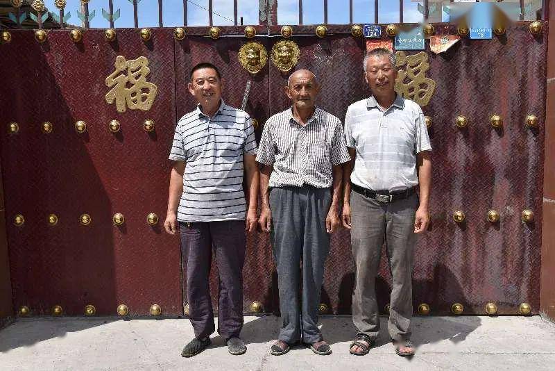 民族团结一家亲手足相亲守望相助的三兄弟